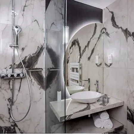 Luxury 5 Bedroom & 5 Bathroom - Eiffel Tower