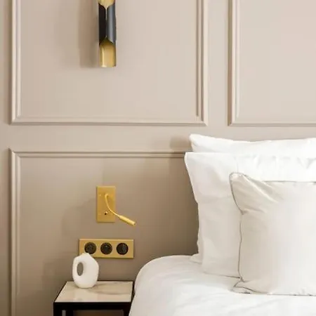 Luxury 5 Bedroom & 5 Bathroom - Eiffel Tower Apartment