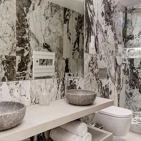 Luxury 5 Bedroom & 5 Bathroom - Eiffel Tower Apartment *