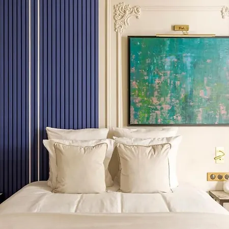 Luxury 5 Bedroom & 5 Bathroom - Eiffel Tower Apartment *