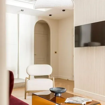 Luxury 5 Bedroom & 5 Bathroom - Eiffel Tower Apartment